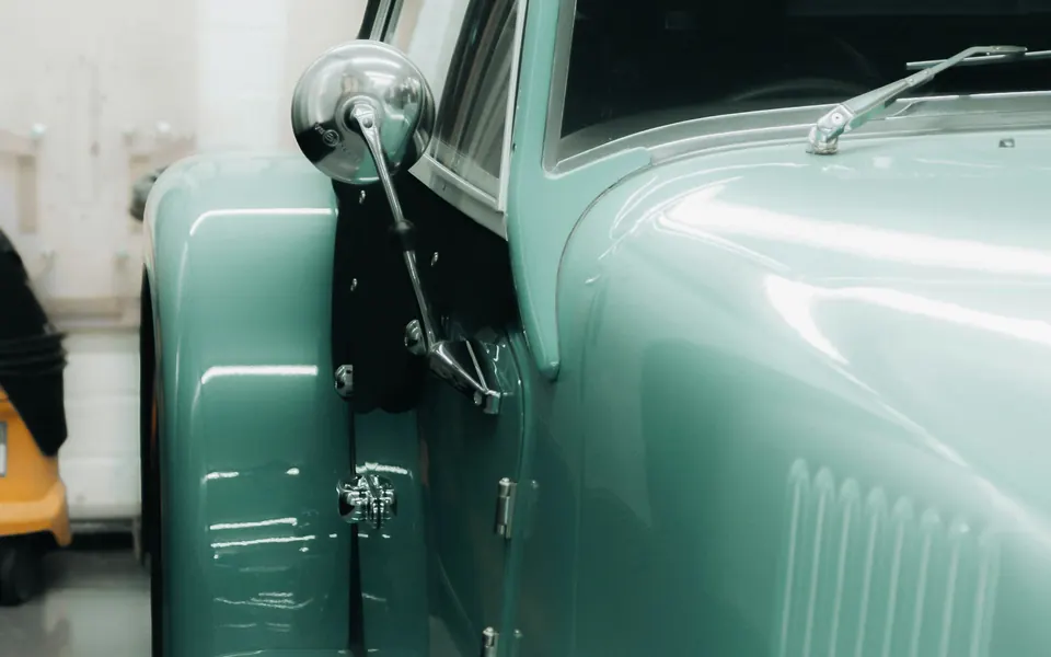 Klassischer Wagen in Mintgrün, frisch in der Halle angenommen